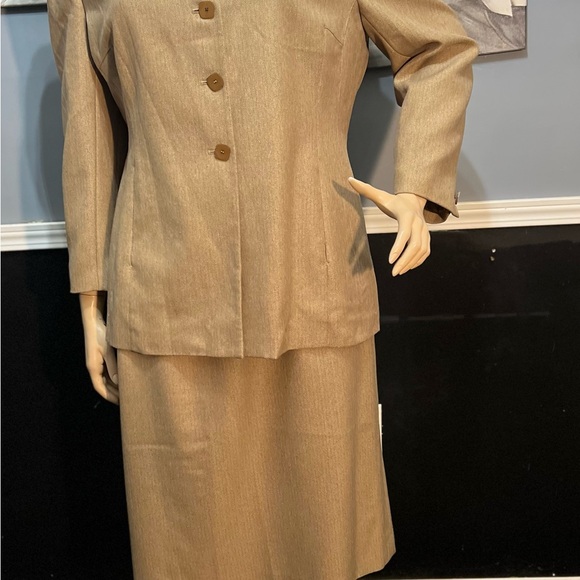 Larry Levine Women Tan Tweed Skirt Suit Blazer Sz 22W Church Business - Picture 5 of 10